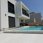 Periska Villa *