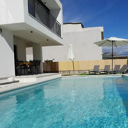 Periska Villa *