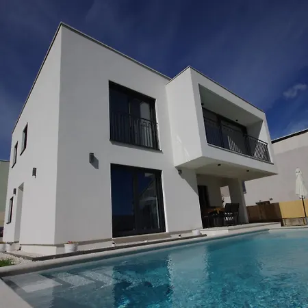 Periska Villa *