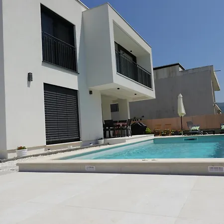 Periska Villa *